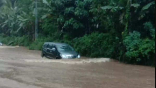 Heavy Rain In Kerala, IMD Issues Red Alert In 5 Districts | Kochi News ...