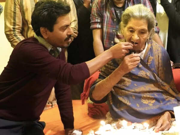 With Nawazuddin Siddiqui on the sets of Jogira Sara Ra Ra (@anusharizvi2018)