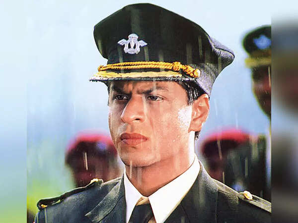 In Main Hoon Na (2004), Shah Rukh Khan’s character is of a Para Commando but the cap he wears is ceremonial