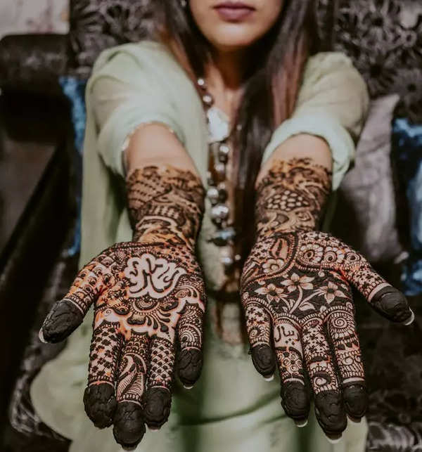 Karwa Chauth 2023 Mehndi Designs: करवा चौथ पर हाथों पर लगाएं पति के नाम की  मेहंदी,