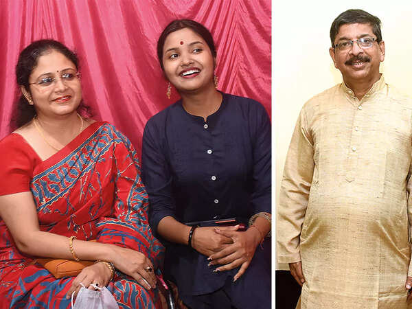 (L) Arpita Sinha and Prakriti Basu (R) Arun Kumar Bannerjee (BCCL/ Vishnu Jaiswal)