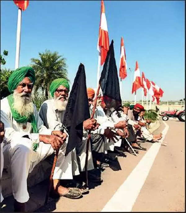 Thousands of farmers enter Chandigarh University in Gharuan and gherao the helipad