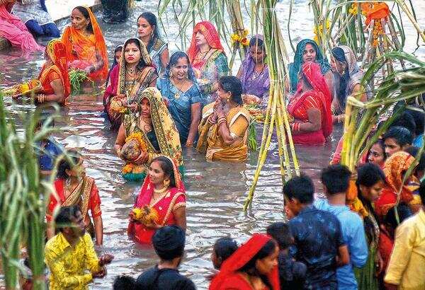 Devotees throng riverbank for Chhath Puja | Ahmedabad News - Times of India