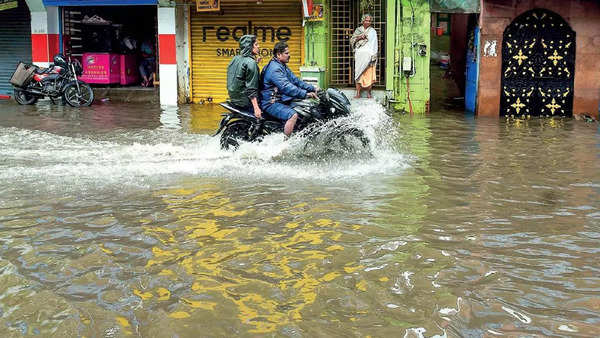 Battered Chennai battens down | Chennai News - Times of India