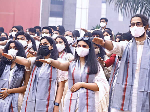 ​NIFT Students taking the graduation pledge ​