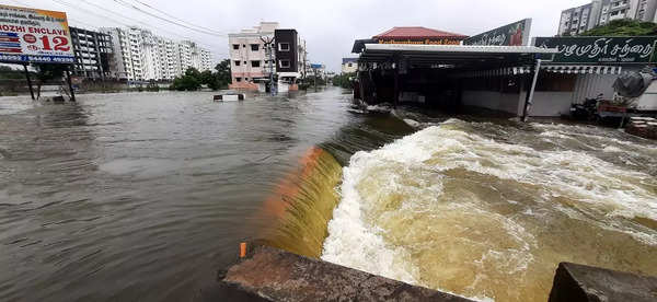 Chennai rain: Guduvanchery flooded; traffic affected on GST Road ...