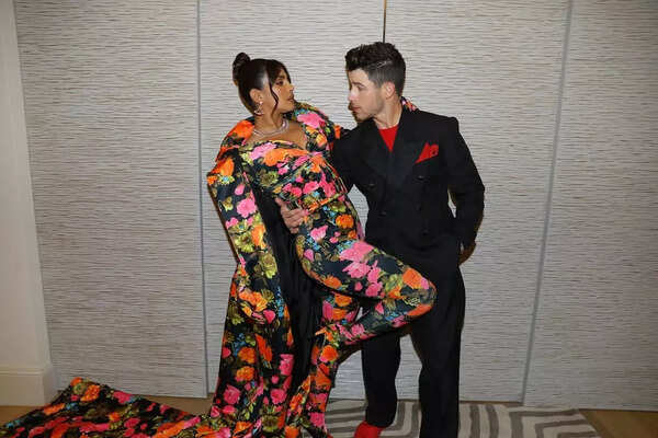 priyanka chopra-nick jonas-fashion awards 2021