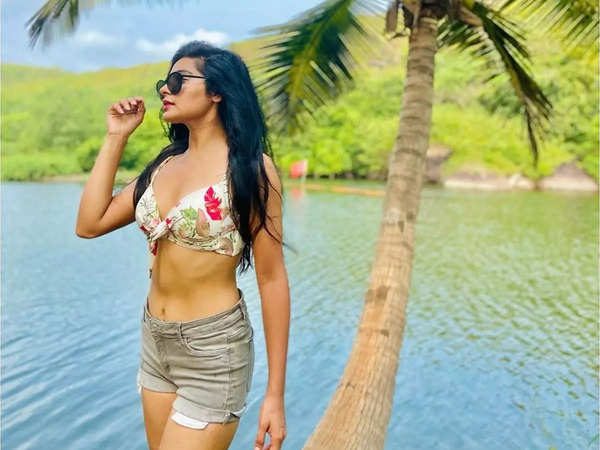 Yukti kapoor cheap in bikini