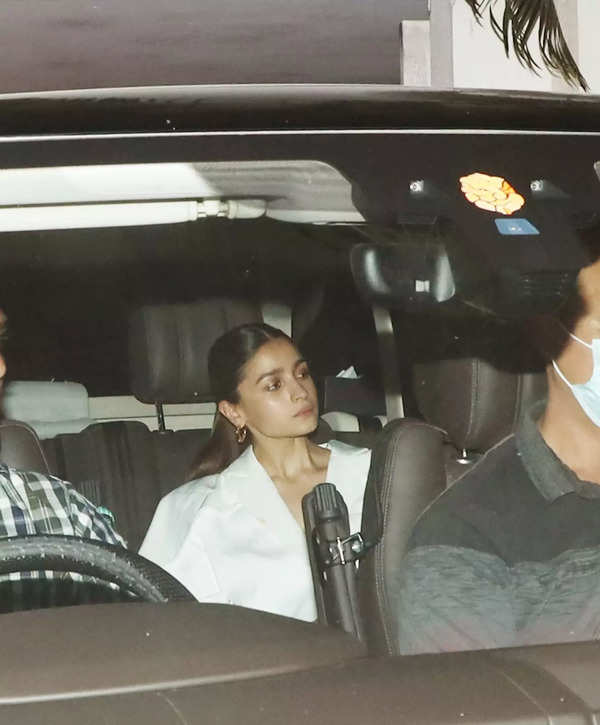 Kareena Kapoor Khan, Alia Bhatt and Malaika Arora enjoy a get together ...