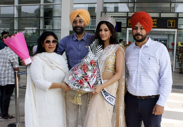 Harnaaz with family