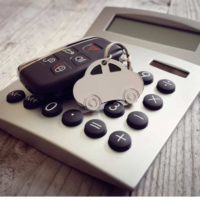 car-shape-keyring-and-key-on-calculator-picture-id543195814