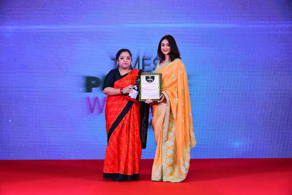 Dr Gayatribala Panda recives award from Ileana D'Cruz
