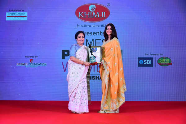 Poly Patnaik receives award from Ileana D Cruz