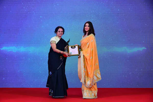 Jaya Jena receives award from Ileana D Cruz