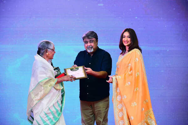 Binodini Debi receives award from Mitesh Khimji, director, Khimji Jewellers & Ileana D Cruz