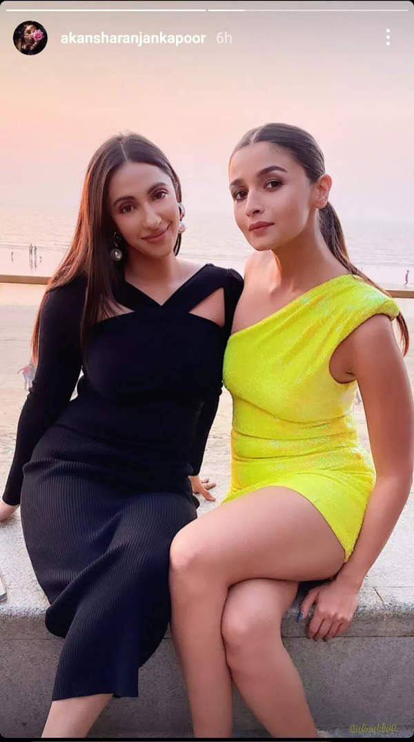 Alia Bhatt Sexy Xxx Video - Alia Bhatt stuns in a neon one-shoulder dress as she poses with her BFF  Akansha Ranjan â€“ See pic | Hindi Movie News - Times of India