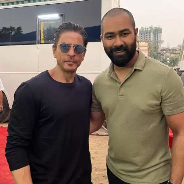 Shah Rukh Khan’s picture from the sets of ‘Pathan’ goes viral! | Hindi ...