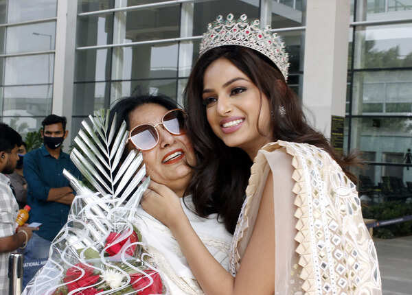 Harnaaz with mom