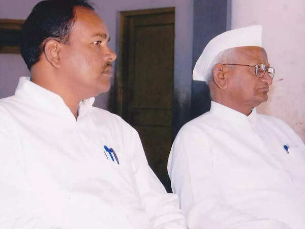 Anna Hazare with Suresh Annappa Gadage (L)