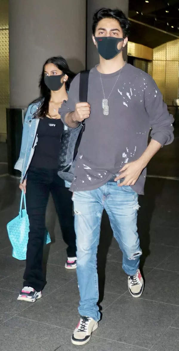 Suhana Khan, Gauri Khan papped at the airport; fans compare Suhana