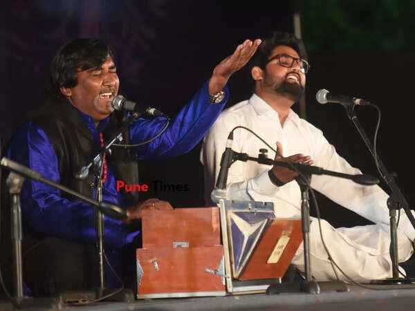 Mir Mukhtiyar and group
