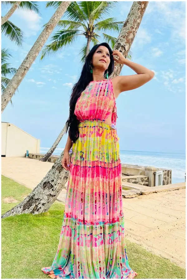 Seen Tanishaa's CUTE Beach Fashion? - Rediff.com