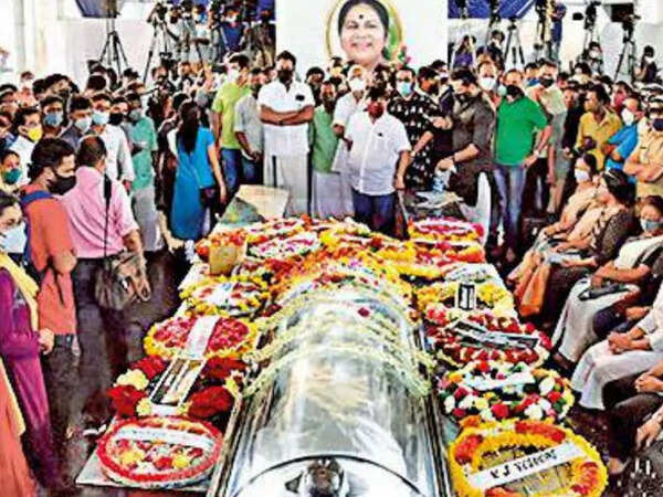 People pay homage to KPAC Lalitha at Tripunithura Layam Auditorium