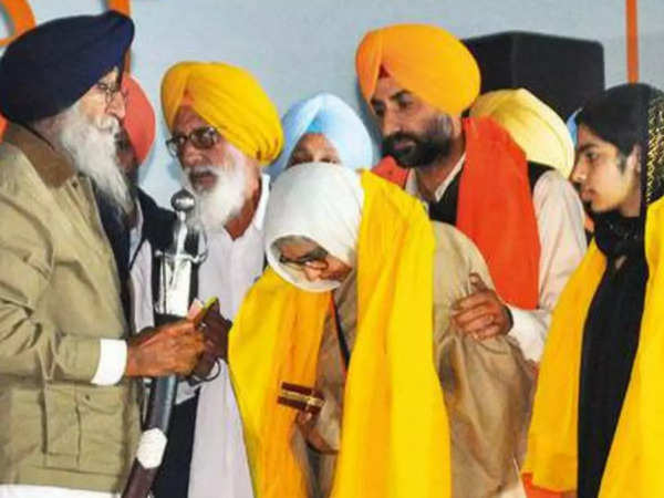 Punjab: Huge gathering at Deep Sidhu's last prayers at Fatehgarh Sahib |  Chandigarh News - Times of India