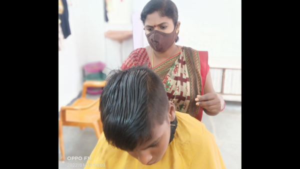 Woman Gives Haircut To Men In Hubby's Salon, Turns Heads | Hyderabad News -  Times of India
