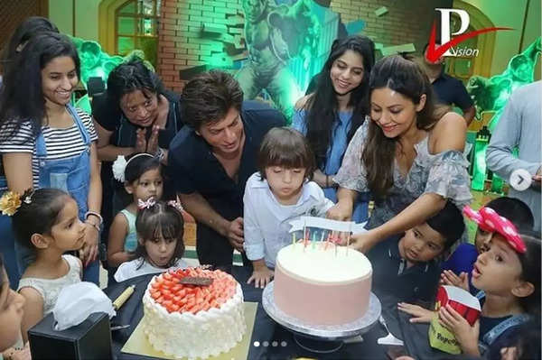 Happy Birthday Shahrukh Khan i love you 😘😍 .HappyBirthday 🎁🎈🎉😘😍.  #Happy Birthday Shahrukh Khan video Nandini - ShareChat - Funny, Romantic,  Videos, Shayari, Quotes