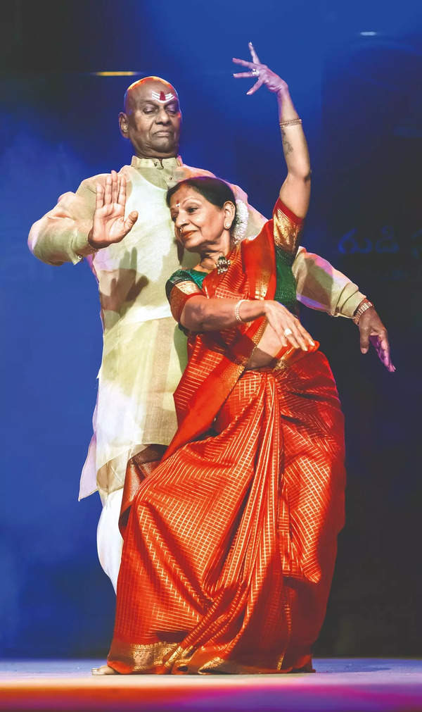 Bharatnatyam THE HAND MOVEMENTS (HASTA MUDRAS) FORM THE BASIS OF ANY  PERFORMANCE | Indian classical dancer, Dance photography poses, Bharatanatyam  poses