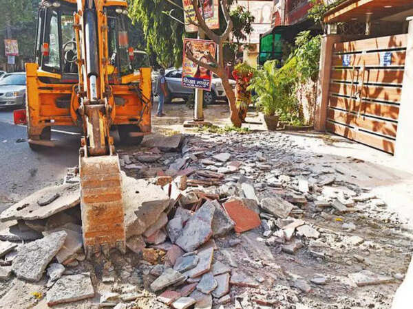 PWD starts clearing footpath encroachment across Delhi | Delhi News ...