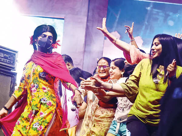 Sunil Grover grooved with women at the event