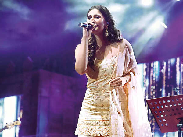 Dhvani Bhanushali entertained the crowd with her recent track Mera Yaar and Leja Re, among other songs