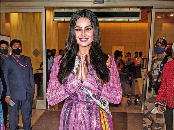 Pg1_Pb_Harnaaz Kaur Sandhu at Mumbai International Airport (8)
