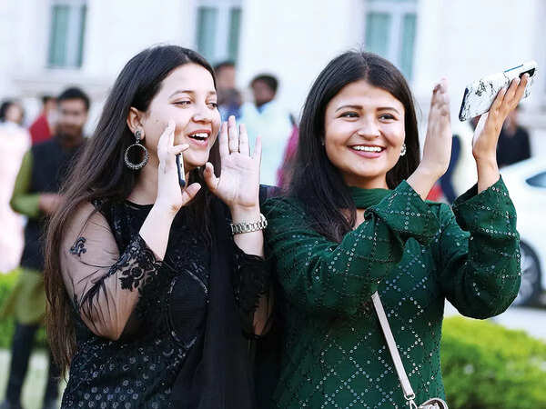 Urooj (L) and Mahvish