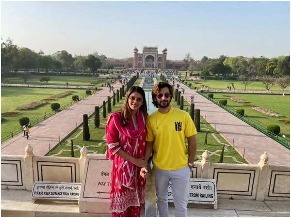 Beautiful couple with the Taj Mahal In Agra - Picture of India Tours By  Car, New Delhi - Tripadvisor