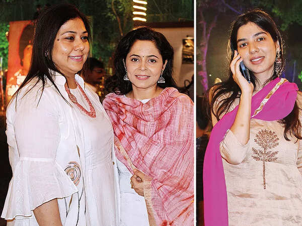 (L) Manisha and Shalini (R) Pankhudi