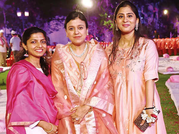 (L-R) Neha Shah, Shivani Gupta & Richa Garg