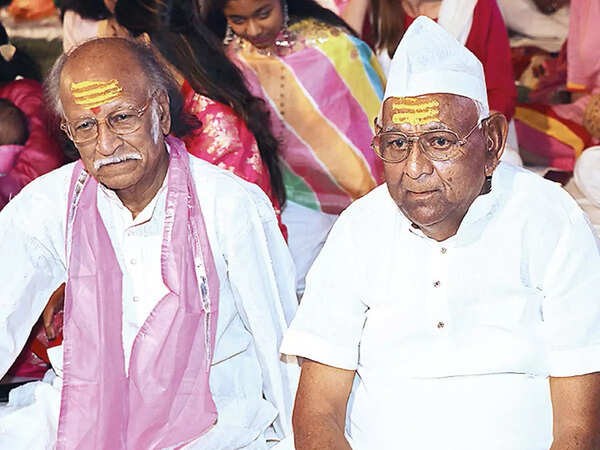 Pt. Rajeshwar Acharya (L) and Ashok Gupta