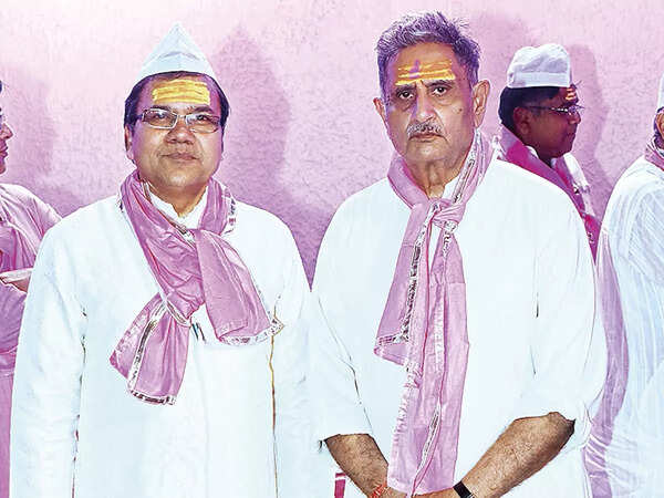 Anup Agrawal (L) and Ashok Kapoor
