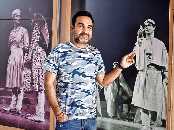 Pankaj with a poster of NSD senior Irrfan