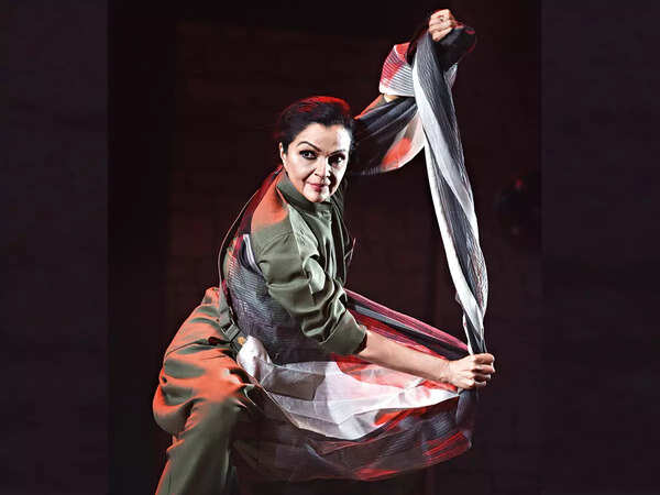 Anita Ratnam as Capt. Lakshmi Sehgal. She performed the contemporary dance style