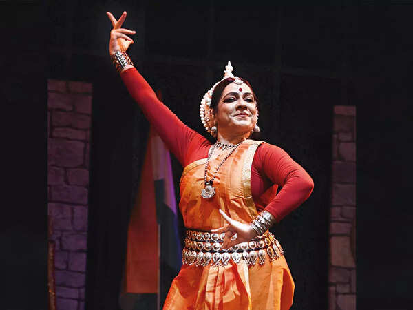 Meera Das as Rani Avanti Bai. She performed the Odissi dance style
