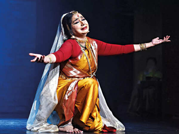 Gopika Verma as Rani Chennamma. She performed the Mohiniattam dance style