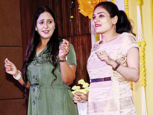 Milli Sabharwal (L) and Richa