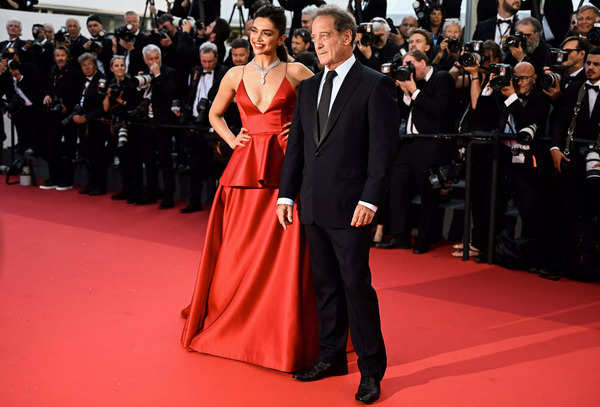 Cannes 2022: Deepika Padukone paints the Film Festival red in LV gown -  Times of India