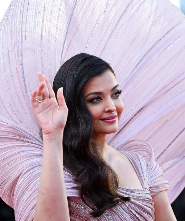 aishwarya rai purple dress Aishwarya Rai is so Lavender coded  : r/BollywoodFashion