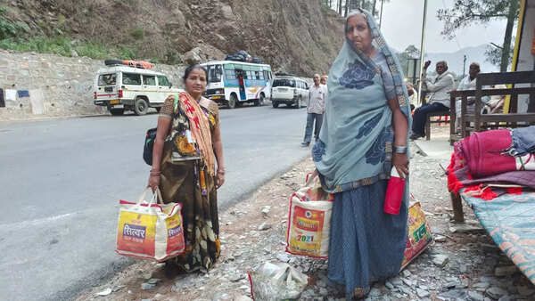 प्रशासन ने तीर्थयात्रियों को पहले गंगोत्री मंदिर जाने की सलाह दी है। दून1