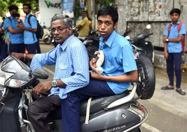 Praggnanandhaa' enthralls fans with blindfold chess